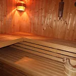 Family-friendly Oasis With Sauna & Terrace アパート メットマン